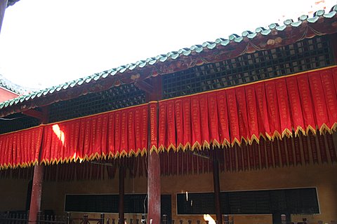 每年恭城都举办关公文化节，其办节经费全部来自民间，庙内挂满记载捐献功德的彩绸