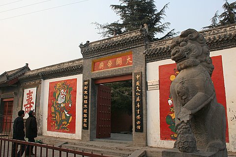 朱仙镇位于河南省开封县，是“中国四大名镇”之一，大关帝庙地处镇中心，毗邻岳飞庙
